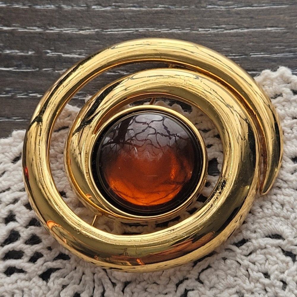 Vintage 80s gold tone swirl amber color cabochon brooch pin